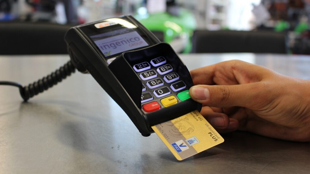 Decoding the Difference: Charge Cards vs. Credit Cards